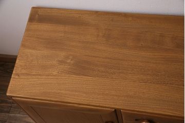 イギリスビンテージ　ERCOL(アーコール)社製の温もり溢れるウィンザーサイドボード(キャビネット、収納棚、リビングボード)(R-047550)