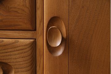 イギリスビンテージ　ERCOL(アーコール)社製の温もり溢れるウィンザーサイドボード(キャビネット、収納棚、リビングボード)(R-047550)