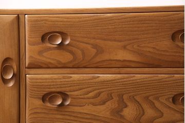イギリスビンテージ　ERCOL(アーコール)社製の温もり溢れるウィンザーサイドボード(キャビネット、収納棚、リビングボード)(R-047550)