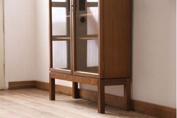 北欧ビンテージ　すっきりとしたフォルムがかっこ良いチーク材製のキャビネット(収納棚、ガラス戸棚、本箱)(R-047551)