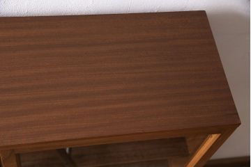 北欧ビンテージ　すっきりとしたフォルムがかっこ良いチーク材製のキャビネット(収納棚、ガラス戸棚、本箱)(R-047551)