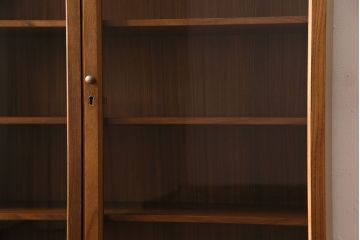 北欧ビンテージ　すっきりとしたフォルムがかっこ良いチーク材製のキャビネット(収納棚、ガラス戸棚、本箱)(R-047551)