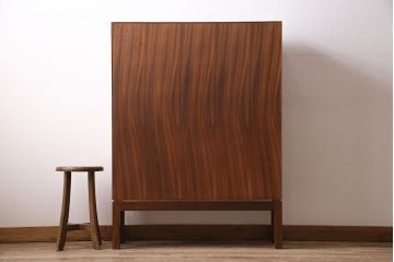 北欧ビンテージ　すっきりとしたフォルムがかっこ良いチーク材製のキャビネット(収納棚、ガラス戸棚、本箱)(R-047551)