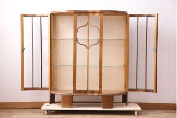 イギリスアンティーク　優雅なフォルムと美しい木目が高級感を醸し出すキャビネット(飾り棚、ガラスケース)(R-047552)