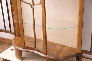 イギリスアンティーク　優雅なフォルムと美しい木目が高級感を醸し出すキャビネット(飾り棚、ガラスケース)(R-047552)