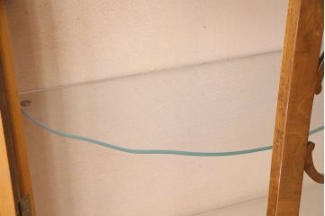 イギリスアンティーク　優雅なフォルムと美しい木目が高級感を醸し出すキャビネット(飾り棚、ガラスケース)(R-047552)