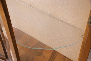 イギリスアンティーク　優雅なフォルムと美しい木目が高級感を醸し出すキャビネット(飾り棚、ガラスケース)(R-047552)