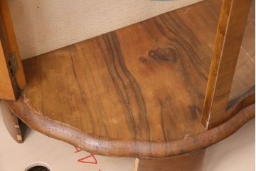 イギリスアンティーク　優雅なフォルムと美しい木目が高級感を醸し出すキャビネット(飾り棚、ガラスケース)(R-047552)