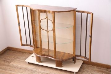 イギリスアンティーク　優雅なフォルムと美しい木目が高級感を醸し出すキャビネット(飾り棚、ガラスケース)(R-047552)