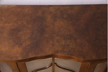 イギリスアンティーク　優雅なフォルムと美しい木目が高級感を醸し出すキャビネット(飾り棚、ガラスケース)(R-047552)