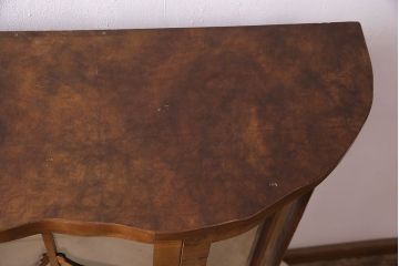 イギリスアンティーク　優雅なフォルムと美しい木目が高級感を醸し出すキャビネット(飾り棚、ガラスケース)(R-047552)