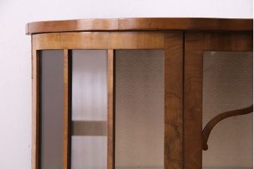 イギリスアンティーク　優雅なフォルムと美しい木目が高級感を醸し出すキャビネット(飾り棚、ガラスケース)(R-047552)
