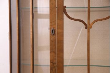 イギリスアンティーク　優雅なフォルムと美しい木目が高級感を醸し出すキャビネット(飾り棚、ガラスケース)(R-047552)