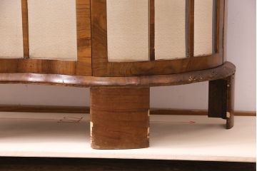 イギリスアンティーク　優雅なフォルムと美しい木目が高級感を醸し出すキャビネット(飾り棚、ガラスケース)(R-047552)