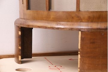 イギリスアンティーク　優雅なフォルムと美しい木目が高級感を醸し出すキャビネット(飾り棚、ガラスケース)(R-047552)