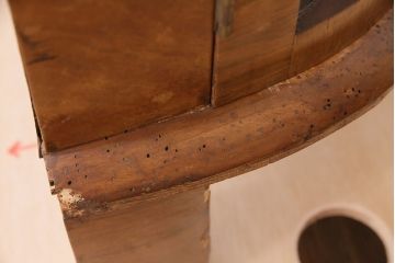 イギリスアンティーク　優雅なフォルムと美しい木目が高級感を醸し出すキャビネット(飾り棚、ガラスケース)(R-047552)