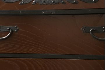 和製アンティーク　ケヤキ材の杢目と黒々とした金具が渋く格好良いリメイク時代箪笥(衣装箪笥、引き出し、収納箪笥)(R-047553)
