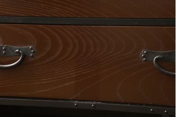 和製アンティーク　ケヤキ材の杢目と黒々とした金具が渋く格好良いリメイク時代箪笥(衣装箪笥、引き出し、収納箪笥)(R-047553)