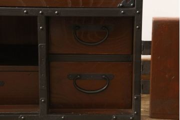 和製アンティーク　ケヤキ材の杢目と黒々とした金具が渋く格好良いリメイク時代箪笥(衣装箪笥、引き出し、収納箪笥)(R-047553)