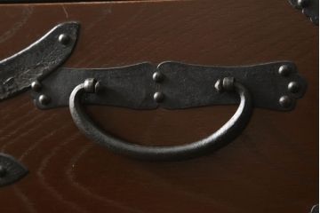 和製アンティーク　ケヤキ材の杢目と黒々とした金具が渋く格好良いリメイク時代箪笥(衣装箪笥、引き出し、収納箪笥)(R-047553)