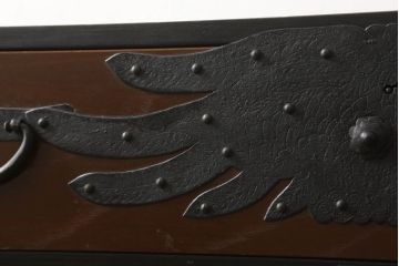 和製アンティーク　ケヤキ材の杢目と黒々とした金具が渋く格好良いリメイク時代箪笥(衣装箪笥、引き出し、収納箪笥)(R-047553)