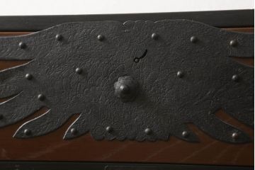 和製アンティーク　ケヤキ材の杢目と黒々とした金具が渋く格好良いリメイク時代箪笥(衣装箪笥、引き出し、収納箪笥)(R-047553)