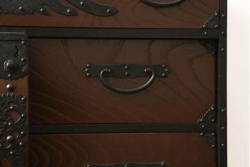 和製アンティーク　ケヤキ材の杢目と黒々とした金具が渋く格好良いリメイク時代箪笥(衣装箪笥、引き出し、収納箪笥)(R-047553)