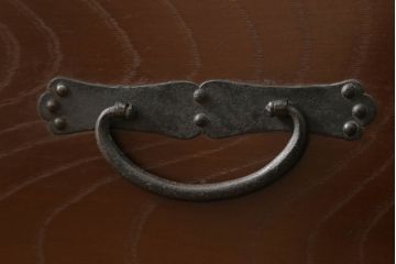 和製アンティーク　ケヤキ材の杢目と黒々とした金具が渋く格好良いリメイク時代箪笥(衣装箪笥、引き出し、収納箪笥)(R-047553)
