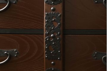 和製アンティーク　ケヤキ材の杢目と黒々とした金具が渋く格好良いリメイク時代箪笥(衣装箪笥、引き出し、収納箪笥)(R-047553)