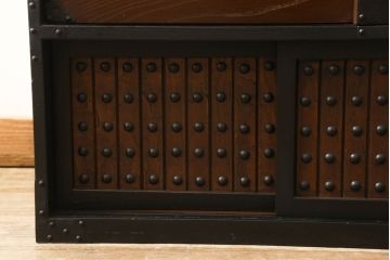 和製アンティーク　ケヤキ材の杢目と黒々とした金具が渋く格好良いリメイク時代箪笥(衣装箪笥、引き出し、収納箪笥)(R-047553)