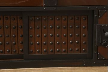 和製アンティーク　ケヤキ材の杢目と黒々とした金具が渋く格好良いリメイク時代箪笥(衣装箪笥、引き出し、収納箪笥)(R-047553)