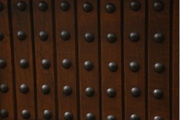 和製アンティーク　ケヤキ材の杢目と黒々とした金具が渋く格好良いリメイク時代箪笥(衣装箪笥、引き出し、収納箪笥)(R-047553)