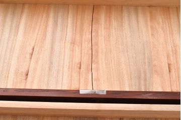 【簡易リペア限定品】和製アンティーク　前面漆塗り(ケヤキ玉杢・黒柿)　中(楠木)　天板・側面(ケヤキ)　高級品!品のある佇まいが魅力的な指物家具の重ね箪笥(収納箪笥、整理箪笥、引き出し、チェスト)(R-047558)