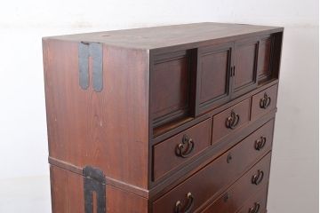 【簡易リペア限定品】和製アンティーク　前面漆塗り(ケヤキ玉杢・黒柿)　中(楠木)　天板・側面(ケヤキ)　高級品!品のある佇まいが魅力的な指物家具の重ね箪笥(収納箪笥、整理箪笥、引き出し、チェスト)(R-047558)