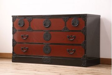中古　伝統民芸家具　岩谷堂箪笥　あられ紋様の黒々とした金具と赤い木色のコントラストが格好良い白鳥7号型衣装タンス(引き出し、チェスト)(R-047567)
