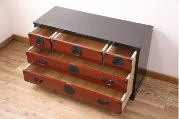 中古　伝統民芸家具　岩谷堂箪笥　あられ紋様の黒々とした金具と赤い木色のコントラストが格好良い白鳥7号型衣装タンス(引き出し、チェスト)(R-047567)