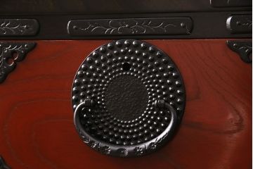 中古　伝統民芸家具　岩谷堂箪笥　あられ紋様の黒々とした金具と赤い木色のコントラストが格好良い白鳥7号型衣装タンス(引き出し、チェスト)(R-047567)