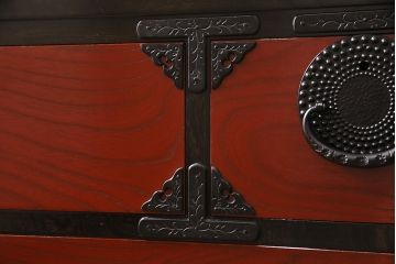 中古　伝統民芸家具　岩谷堂箪笥　あられ紋様の黒々とした金具と赤い木色のコントラストが格好良い白鳥7号型衣装タンス(引き出し、チェスト)(R-047567)