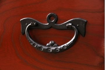 中古　伝統民芸家具　岩谷堂箪笥　あられ紋様の黒々とした金具と赤い木色のコントラストが格好良い白鳥7号型衣装タンス(引き出し、チェスト)(R-047567)