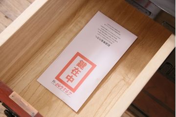 中古　伝統民芸家具　岩谷堂箪笥　あられ紋様の黒々とした金具と赤い木色のコントラストが格好良い白鳥7号型衣装タンス(引き出し、チェスト)(R-047567)