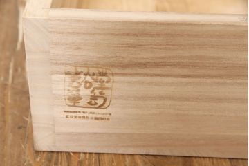 中古　伝統民芸家具　岩谷堂箪笥　No.999　くっきりとした杢目と牡丹紋様の金具が力強い存在感を放つ四尺整理タンス(衣装箪笥、引き出し、チェスト)(R-047568)