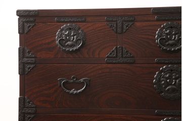 中古　伝統民芸家具　岩谷堂箪笥　No.999　くっきりとした杢目と牡丹紋様の金具が力強い存在感を放つ四尺整理タンス(衣装箪笥、引き出し、チェスト)(R-047568)