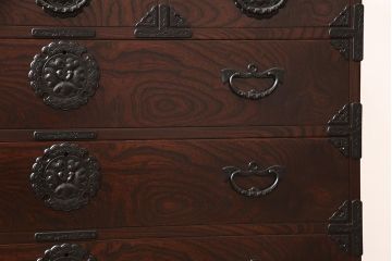 中古　伝統民芸家具　岩谷堂箪笥　No.999　くっきりとした杢目と牡丹紋様の金具が力強い存在感を放つ四尺整理タンス(衣装箪笥、引き出し、チェスト)(R-047568)