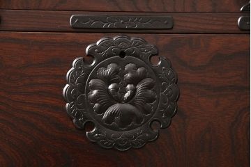 中古　伝統民芸家具　岩谷堂箪笥　No.999　くっきりとした杢目と牡丹紋様の金具が力強い存在感を放つ四尺整理タンス(衣装箪笥、引き出し、チェスト)(R-047568)
