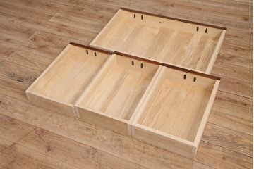 中古 秋田県の川連漆器伝統工芸　ケヤキの無垢材を使用したがんこ箪笥の片袖机(文机、座卓、ローテーブル)(R-047569)
