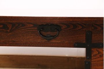 中古 秋田県の川連漆器伝統工芸　ケヤキの無垢材を使用したがんこ箪笥の片袖机(文机、座卓、ローテーブル)(R-047569)
