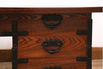 中古 秋田県の川連漆器伝統工芸　ケヤキの無垢材を使用したがんこ箪笥の片袖机(文机、座卓、ローテーブル)(R-047569)