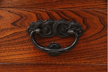 中古 秋田県の川連漆器伝統工芸　ケヤキの無垢材を使用したがんこ箪笥の片袖机(文机、座卓、ローテーブル)(R-047569)