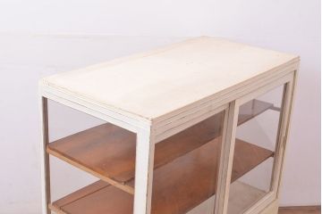 和製アンティーク　ホワイトカラーが可愛らしい雰囲気づくりをしてくれるガラスケース(ショーケース、陳列棚)(R-047570)