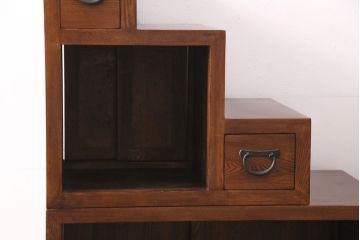 和製ヴィンテージ　総ニレ材　お部屋に取り入れやすいサイズが魅力的な民芸階段箪笥(和箪笥、ビンテージ)(R-047571)